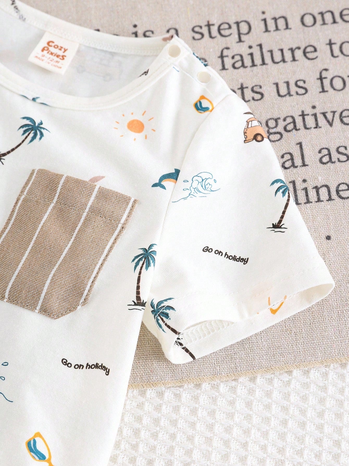 detalle del bolsillo decorativo y estampado tropical