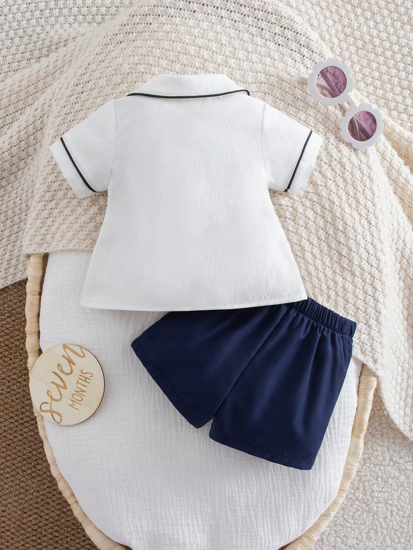 Prenda blanca conjunto para bebe con camisa y pantalón azul marino vista trasera