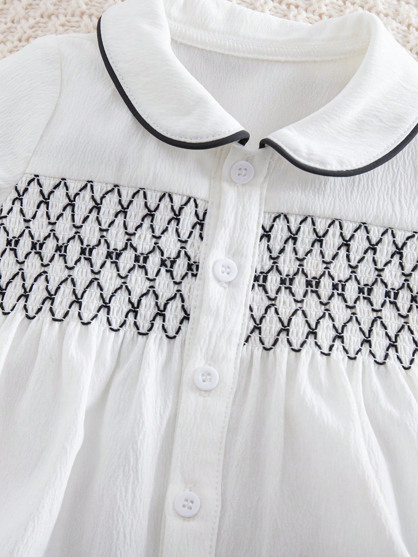 Prenda blanca camisa para bebe con cuello camisero y panel fruncido detalle frontal