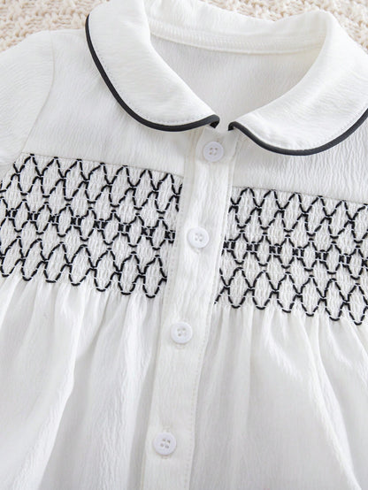 Prenda blanca camisa para bebe con cuello camisero y panel fruncido detalle frontal