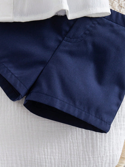 Prenda azul marino pantalón corto para bebe con detalle de costuras y acabado