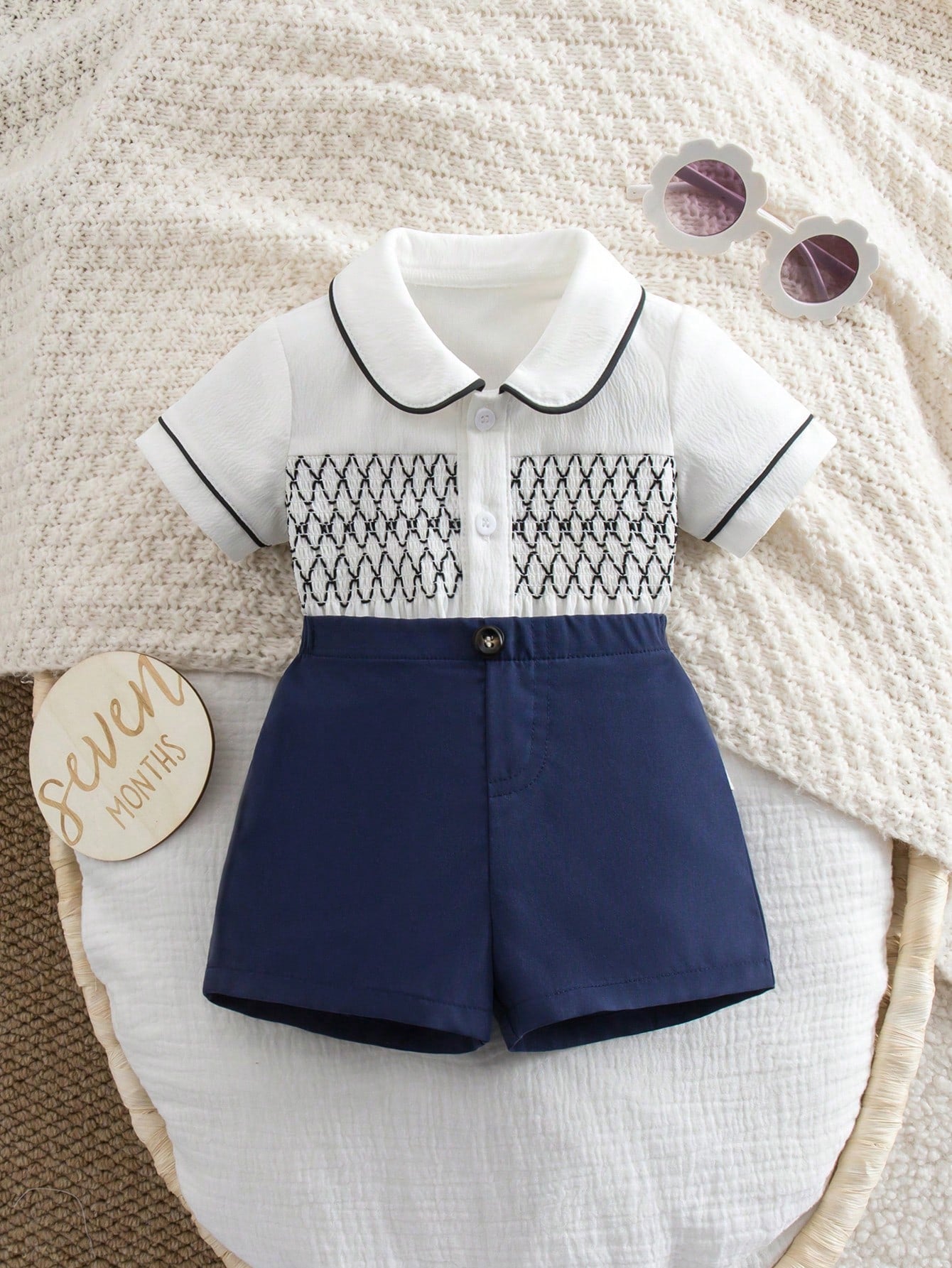 Prenda blanca conjunto para bebe con camisa de cuello y pantalón azul marino vista frontal