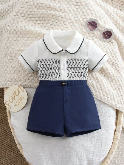 Prenda blanca conjunto para bebe con camisa de cuello y pantalón azul marino vista frontal
