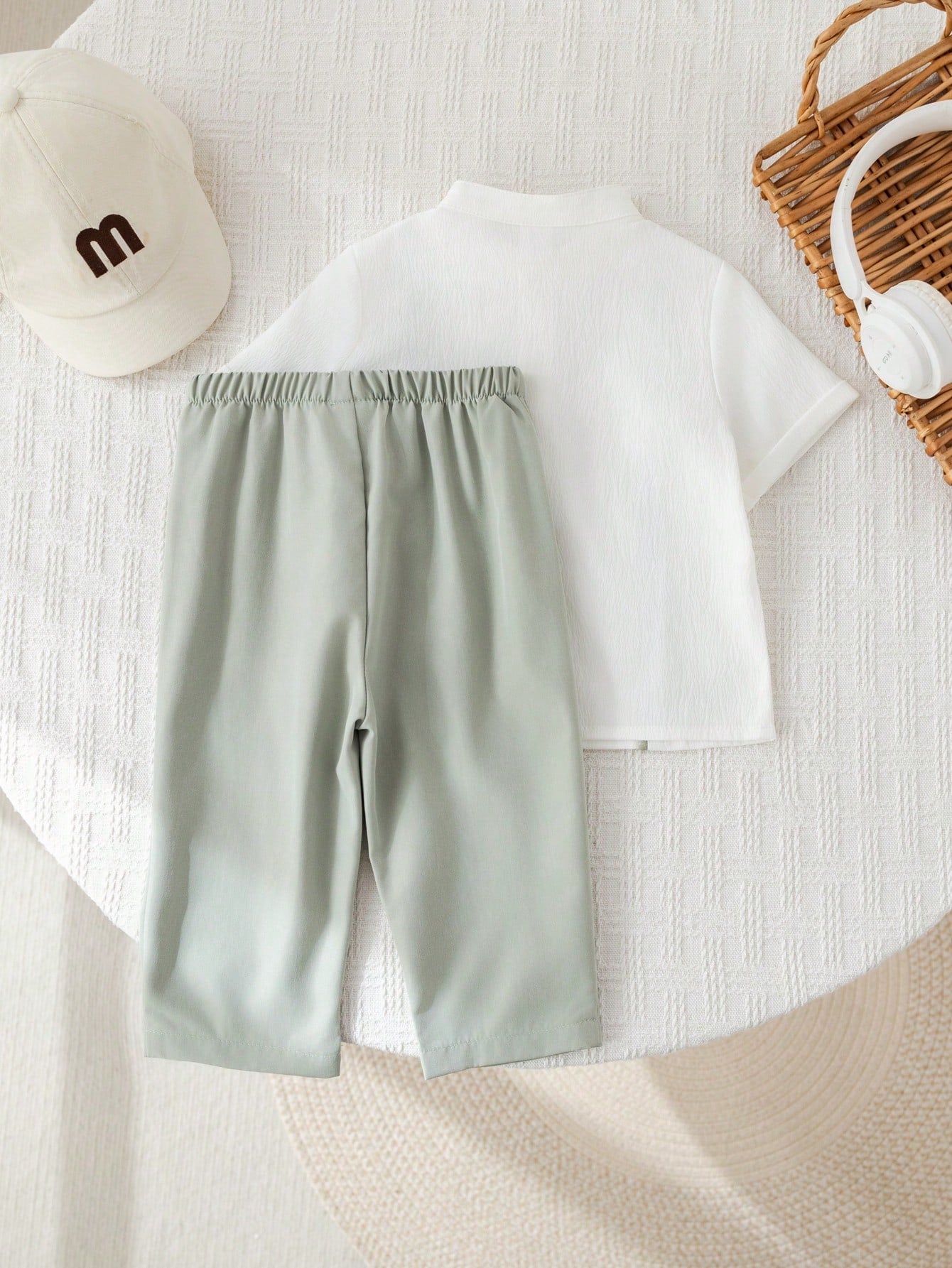 vista frontal con camisa de cuello alzado y pantalón verde