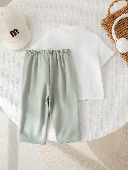 vista frontal con camisa de cuello alzado y pantalón verde