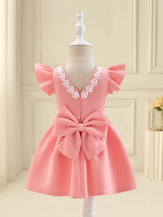 Prenda rosa vestido para bebe con encaje floral y lazo vista trasera