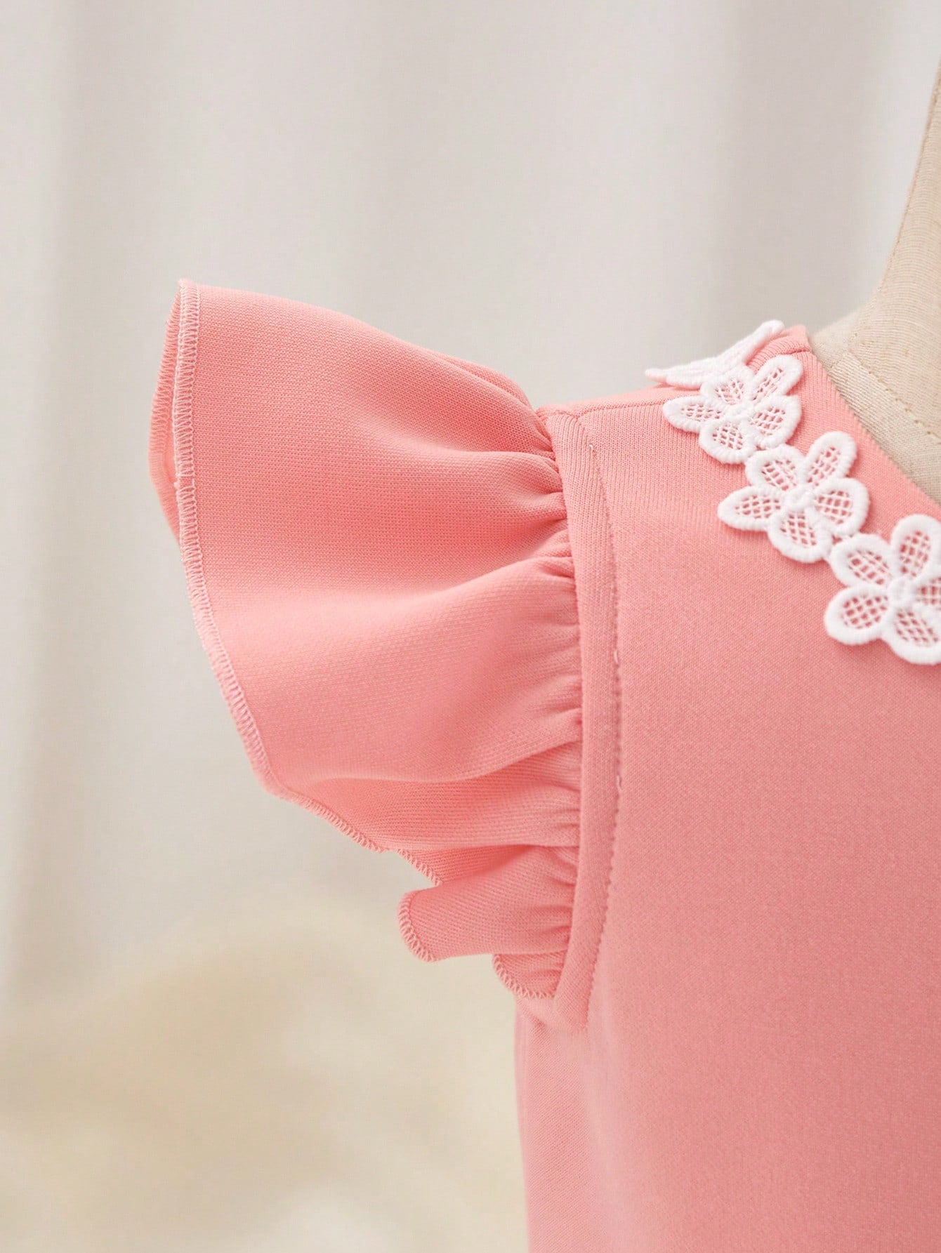 Prenda rosa vestido para bebe con manga volante detalle