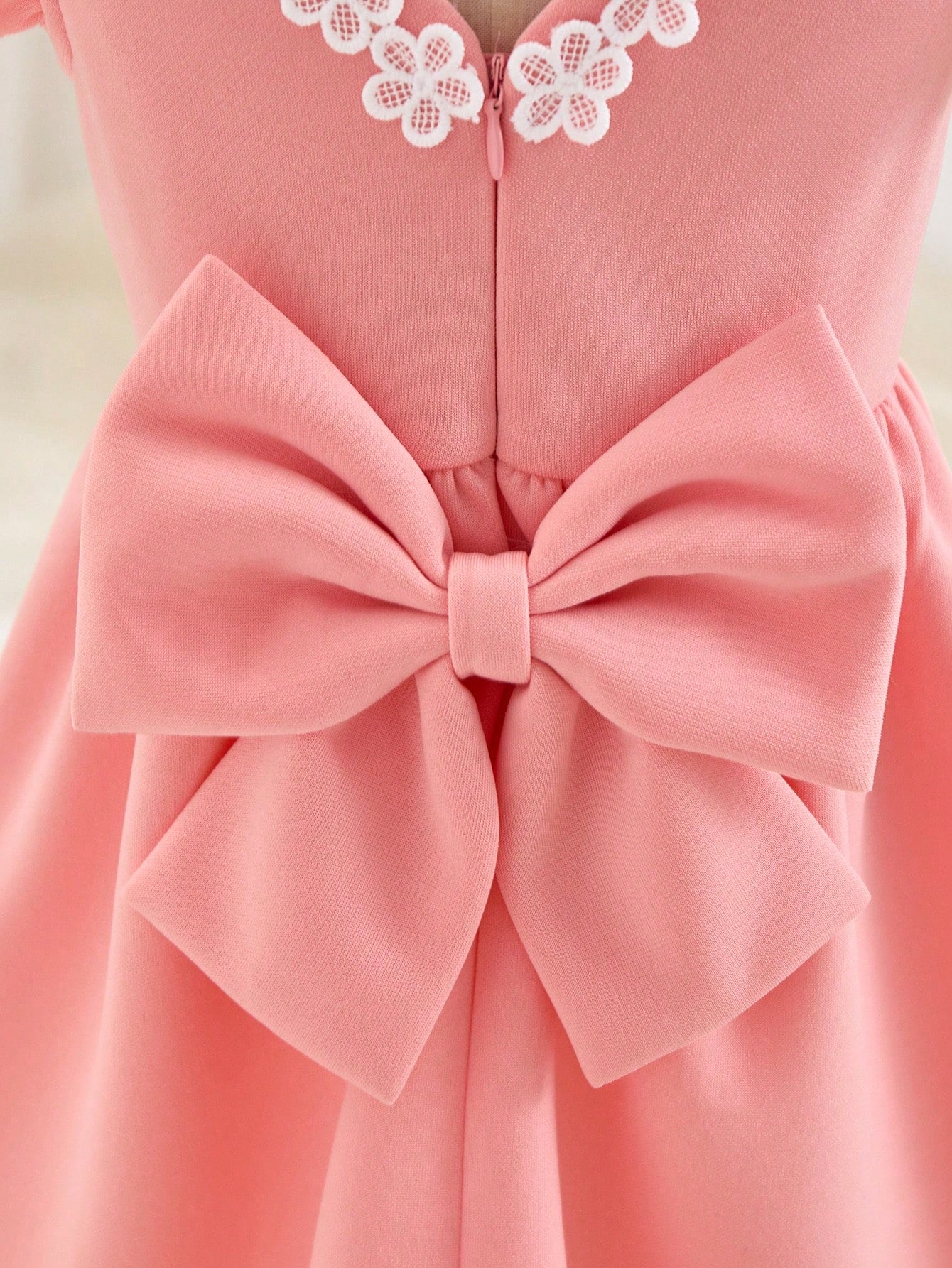 Prenda rosa vestido para bebe con lazo trasero detalle