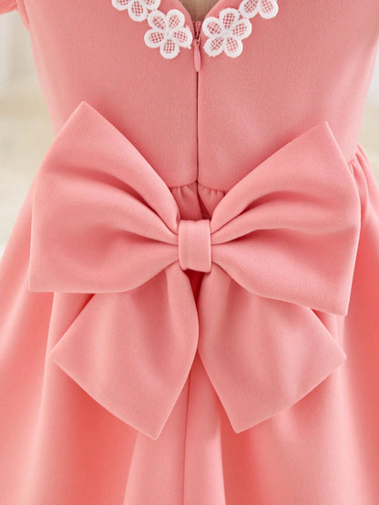 Prenda rosa vestido para bebe con lazo trasero detalle