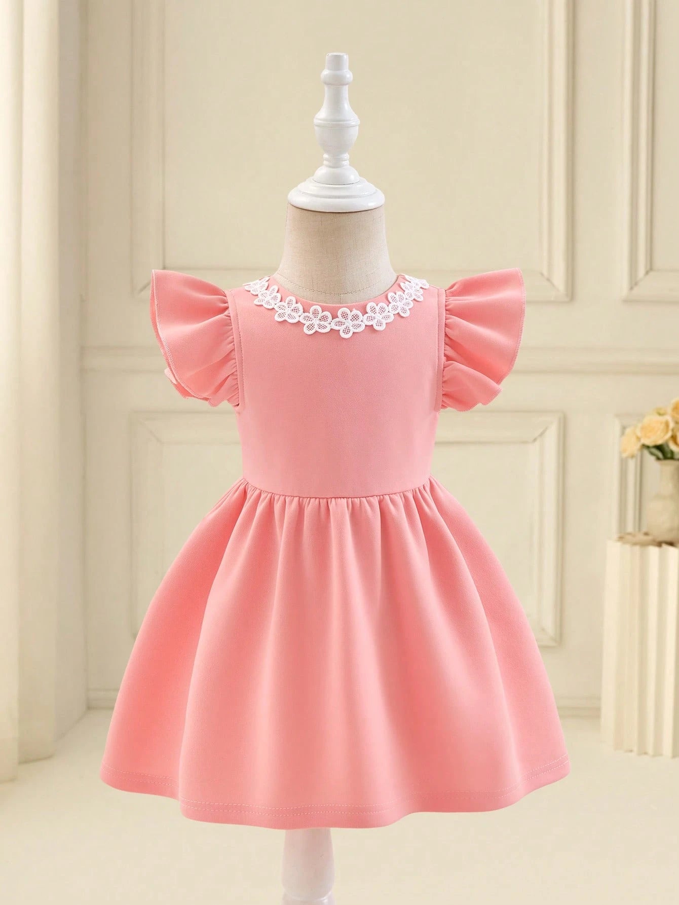 Prenda rosa vestido para bebe con encaje floral y lazo vista frontal