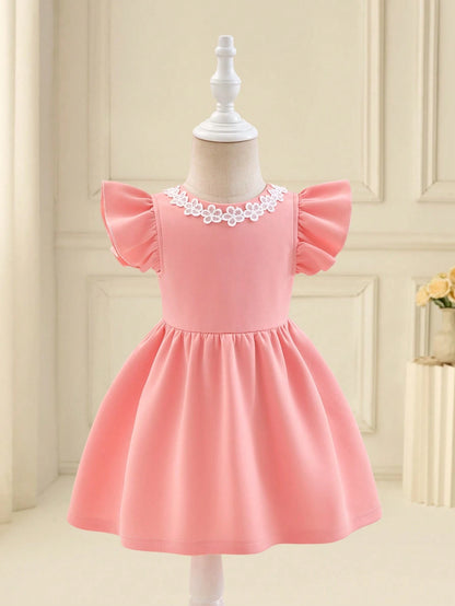 Prenda rosa vestido para bebe con encaje floral y lazo vista frontal