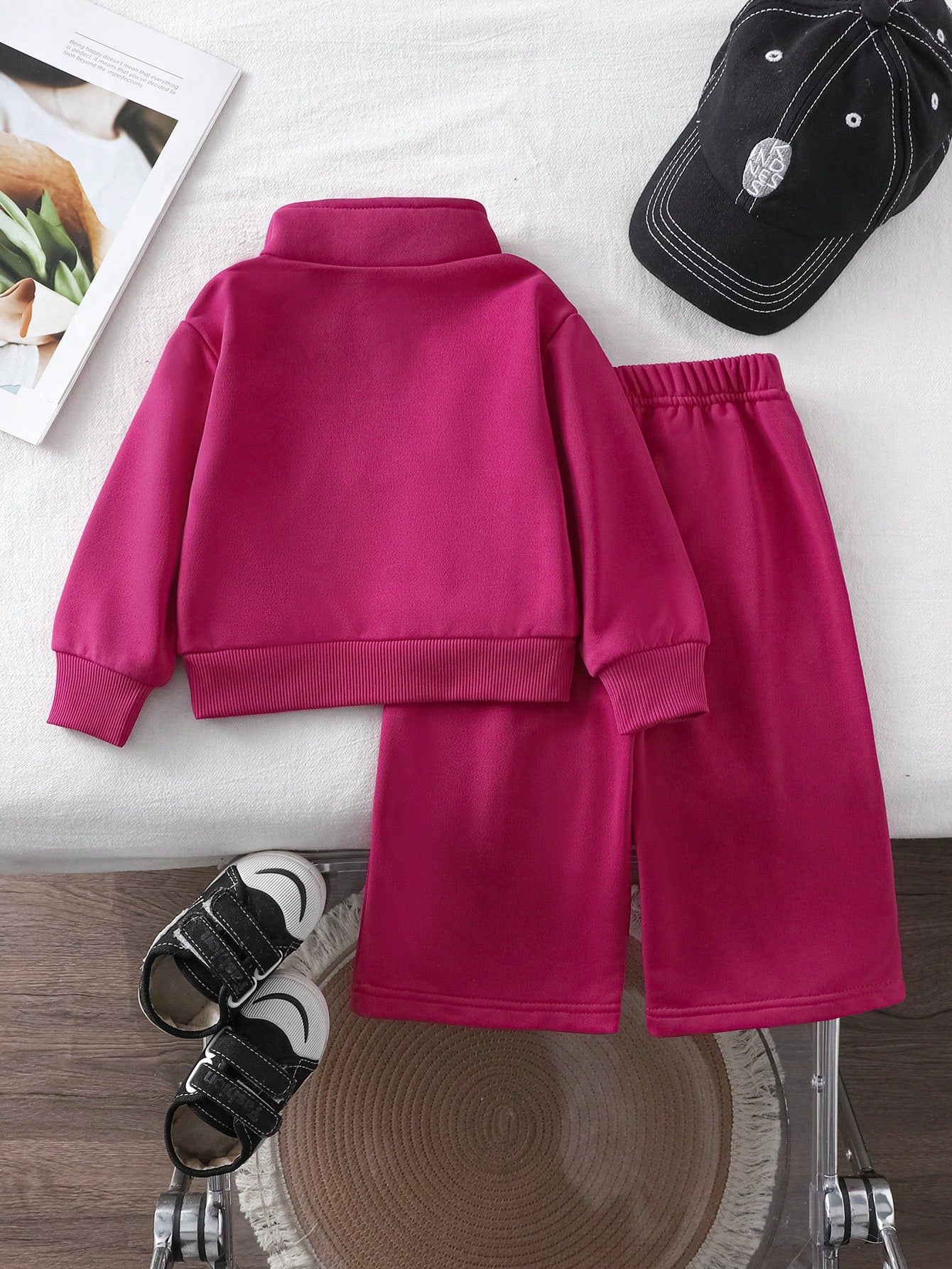 Prenda fucsia conjunto de dos piezas para bebe vista posterior