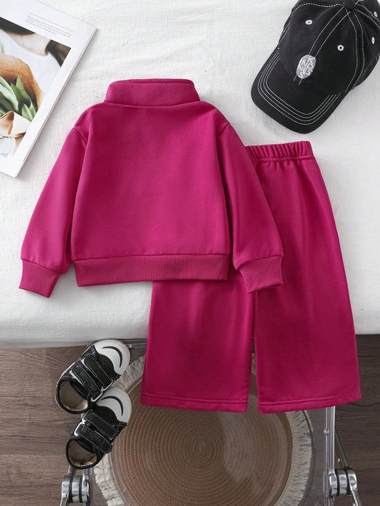 Prenda fucsia conjunto de dos piezas para bebe vista posterior