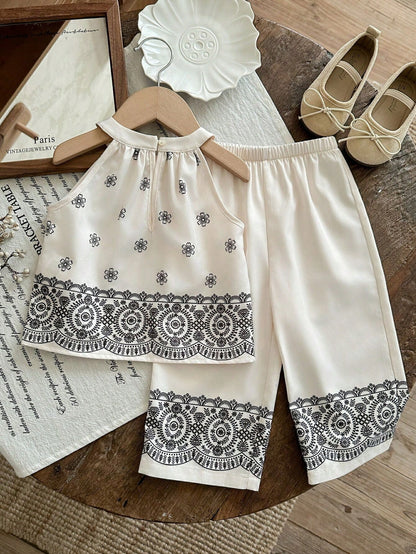 Prenda blanca conjunto para bebe con pantalón a juego vista trasera
