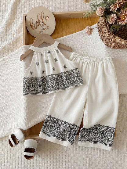 Prenda blanca conjunto para bebe con diseño geométrico en contraste detalle del acabado