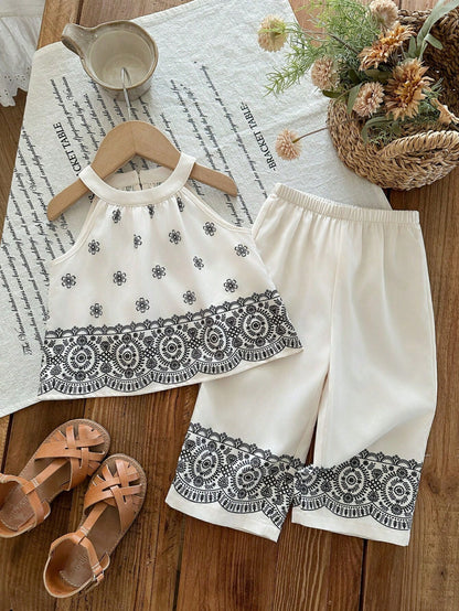 Prenda blanca conjunto para bebe con estampado floral negro vista frontal