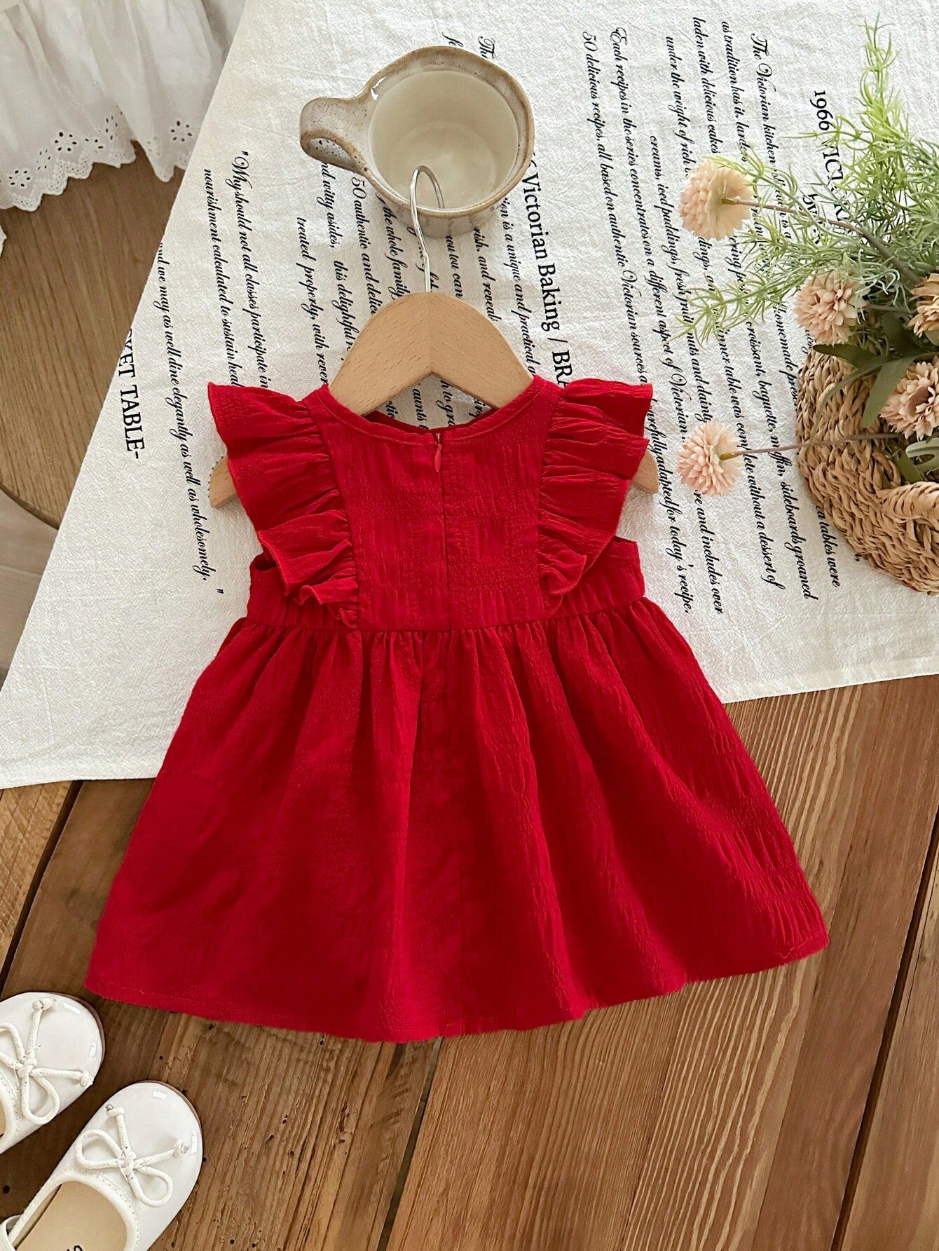 Prenda rojo vestido para bebe con volantes y lazo vista trasera
