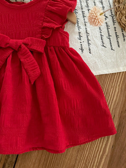 Prenda rojo vestido para bebe con detalle de volantes en hombros
