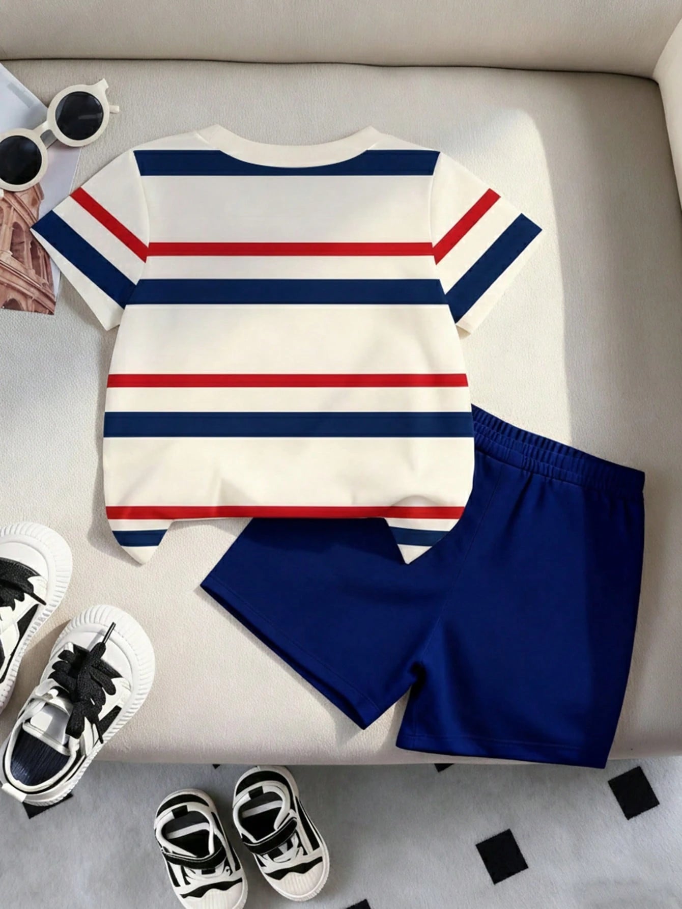 Conjunto rayado deportivo azul con shorts cómodos