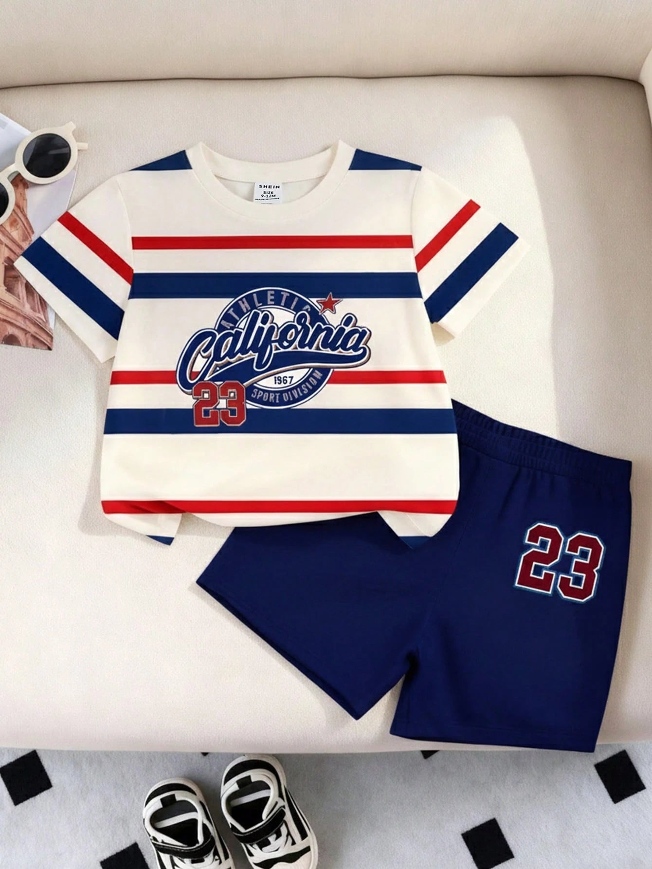 Conjunto rayado deportivo azul con shorts cómodos