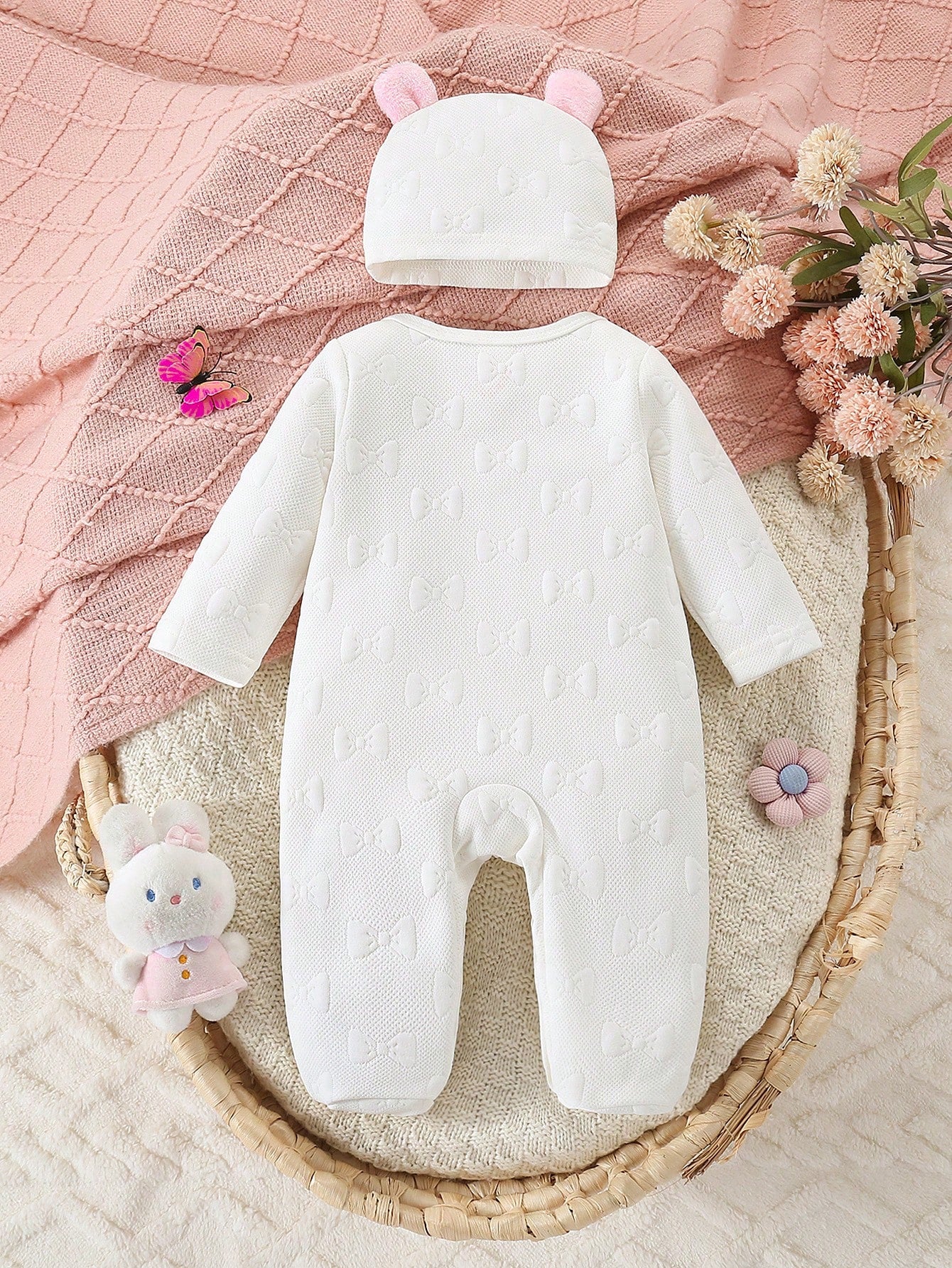 Prenda blanco mameluco para bebe con lazo rosa y gorro vista trasera
