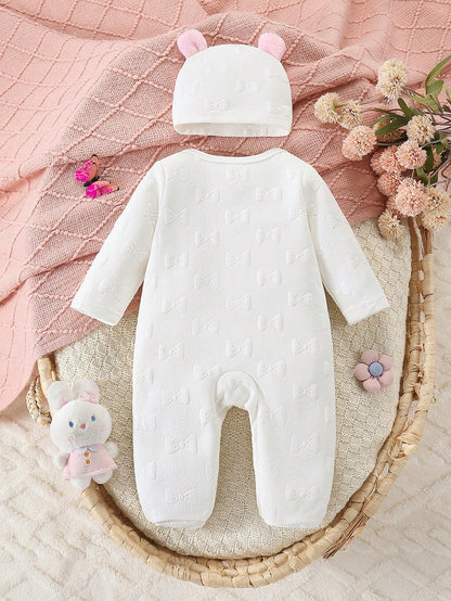 Prenda blanco mameluco para bebe con lazo rosa y gorro vista trasera

