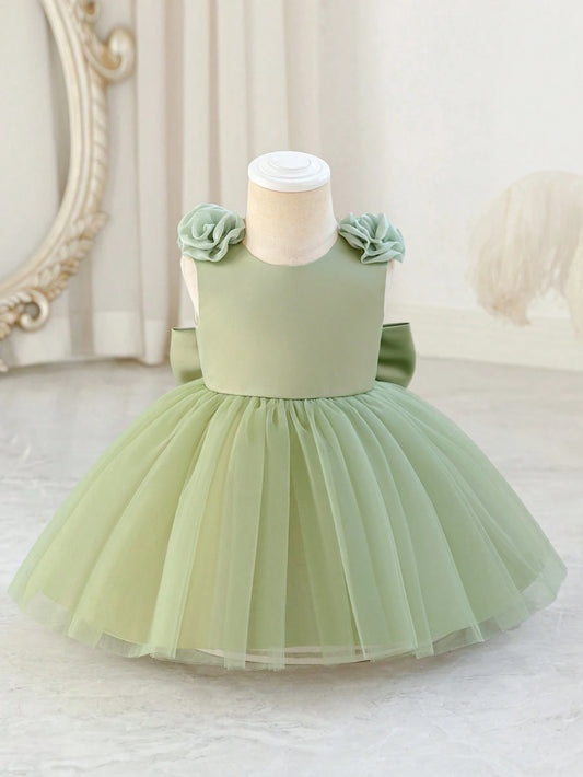 Prenda verde salvia vestido para bebe con flores y lazo vista frontal