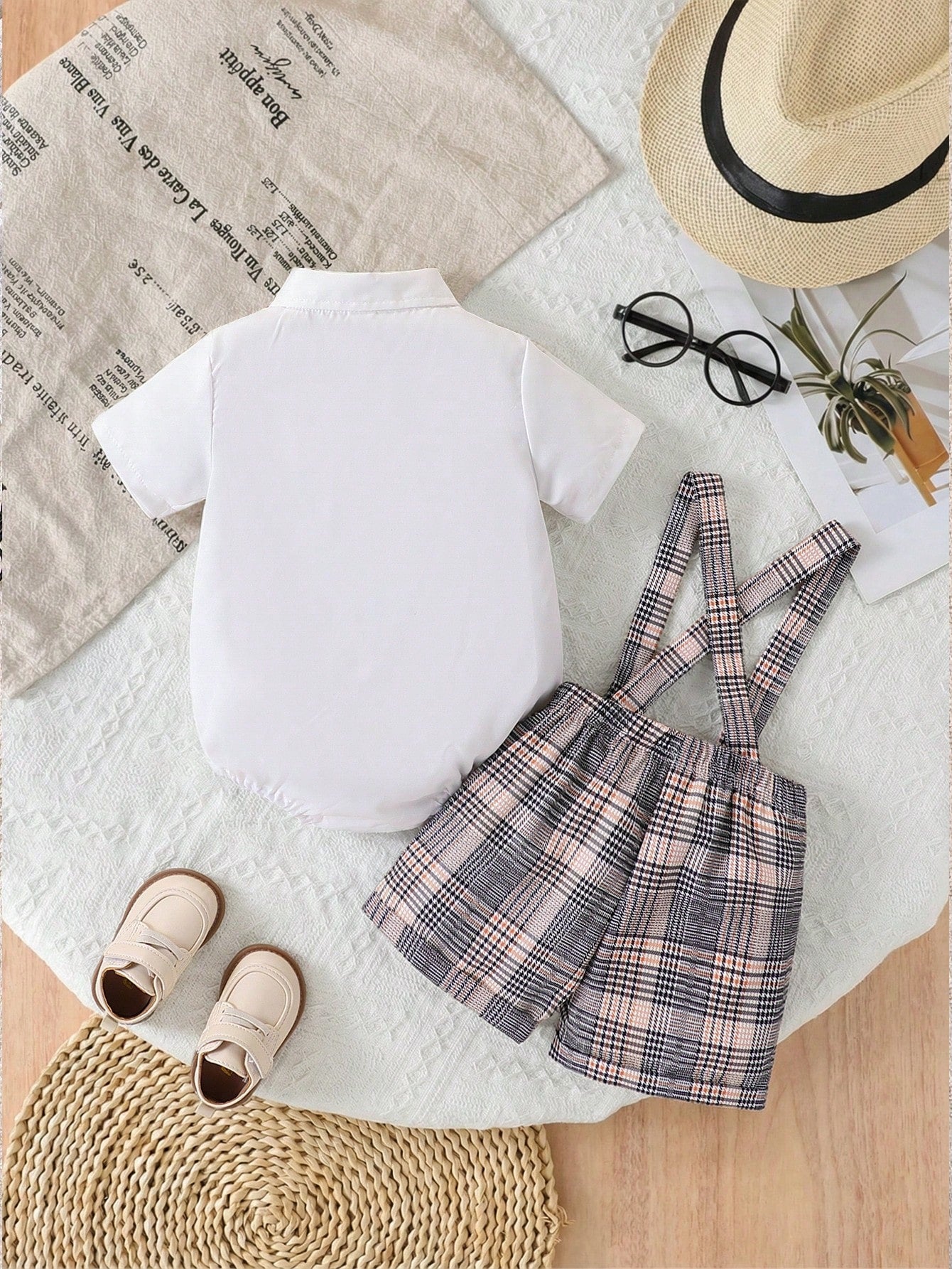 Prenda blanca conjunto para bebe con tirantes a cuadros vista trasera
