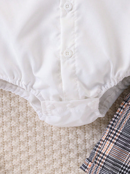Prenda blanca body para bebe con detalle de broches inferiores
