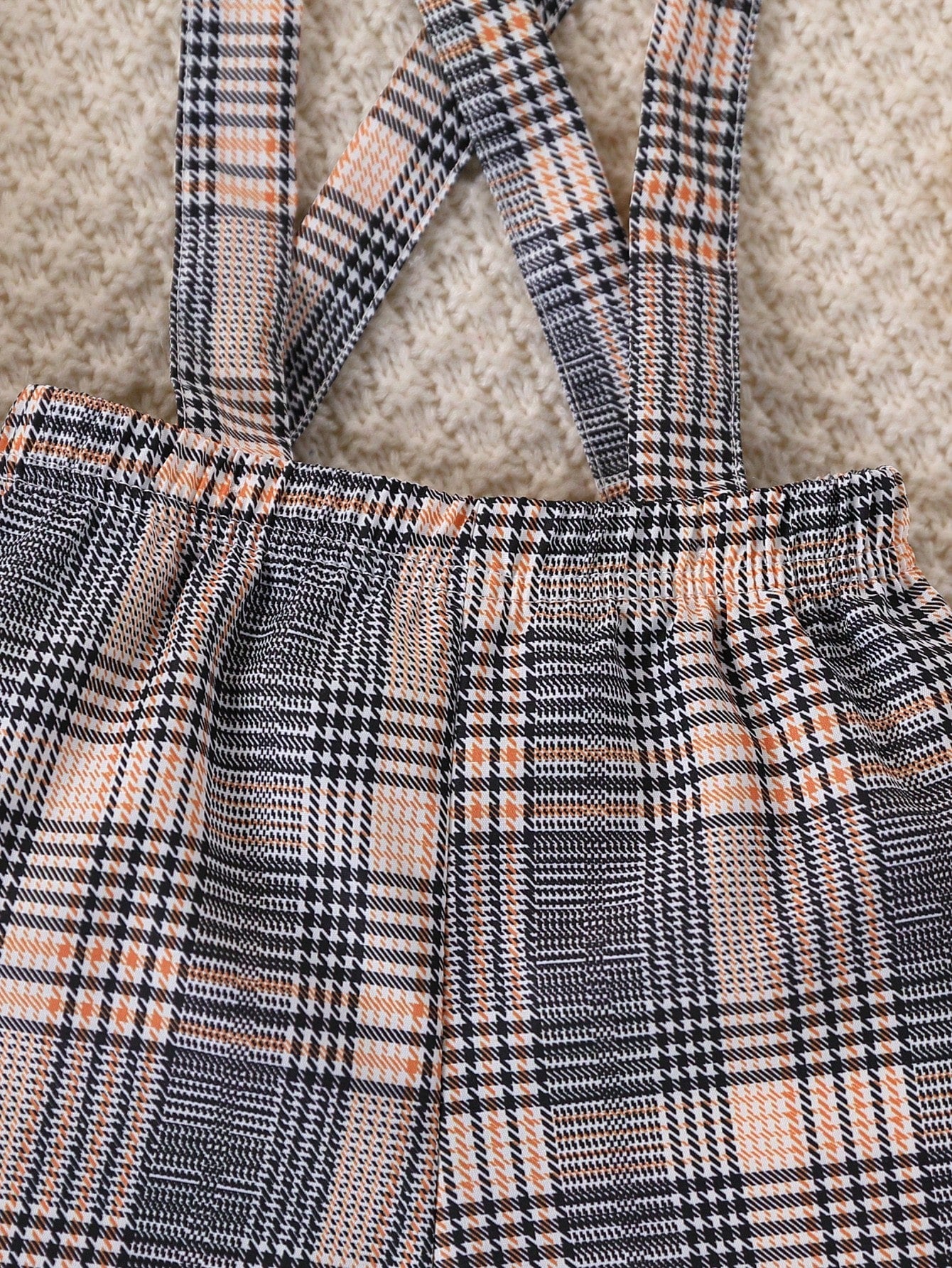 Prenda multicolor pantalón corto para bebe con tirantes a cuadros detalle de tela
