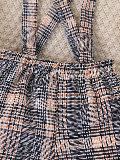 Prenda multicolor pantalón corto para bebe con tirantes a cuadros detalle de tela