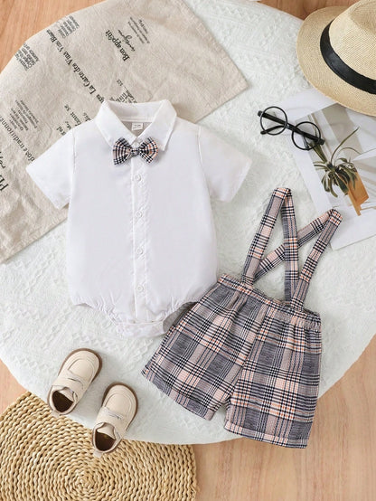 Prenda blanca conjunto para bebe con tirantes a cuadros y moño vista frontal
