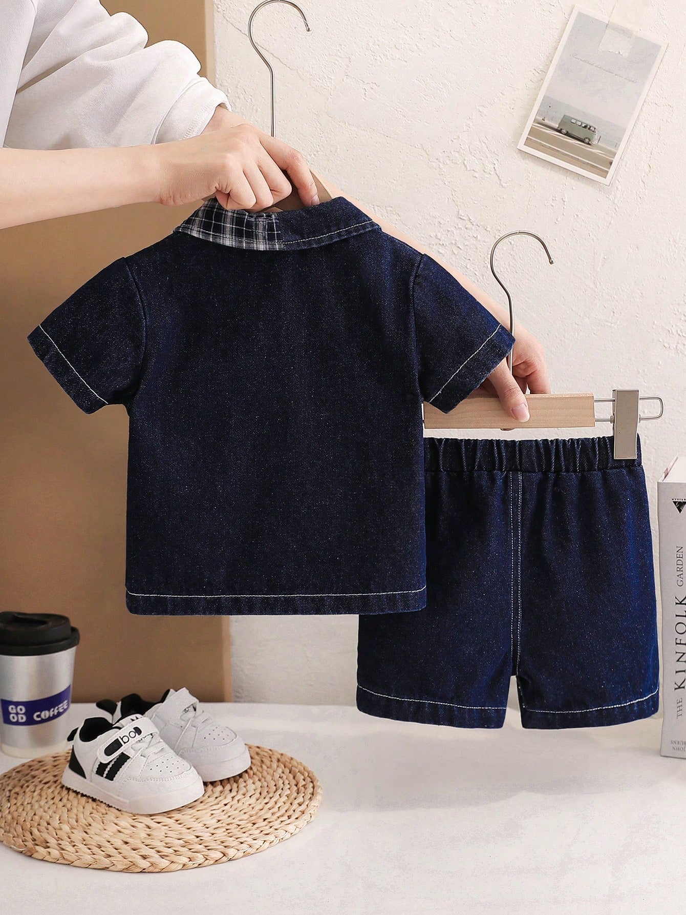 Prenda azul denim conjunto para bebe con camisa y short vista trasera