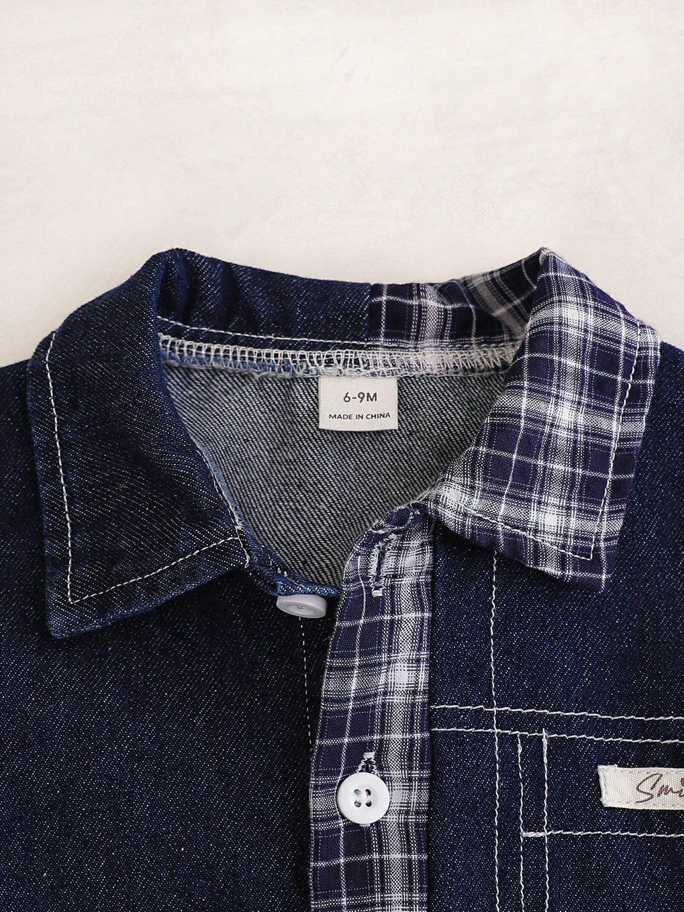 Prenda azul denim conjunto para bebe detalle de cuello a cuadros y botones