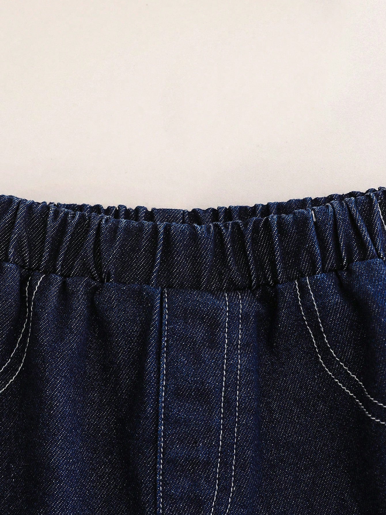 Prenda azul denim conjunto para bebe detalle de cintura elástica y acabado del short