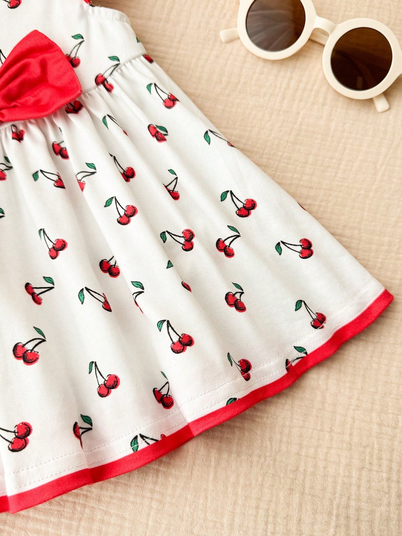 Prenda blanco vestido para bebe con detalle de mangas con volantes
