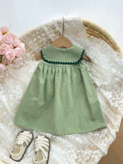 Prenda verde vestido para bebe con cuello bordado floral vista posterior