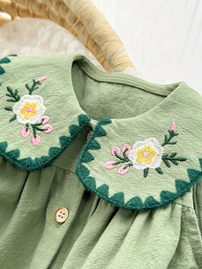 Prenda verde vestido para bebe detalle de cuello Peter Pan bordado