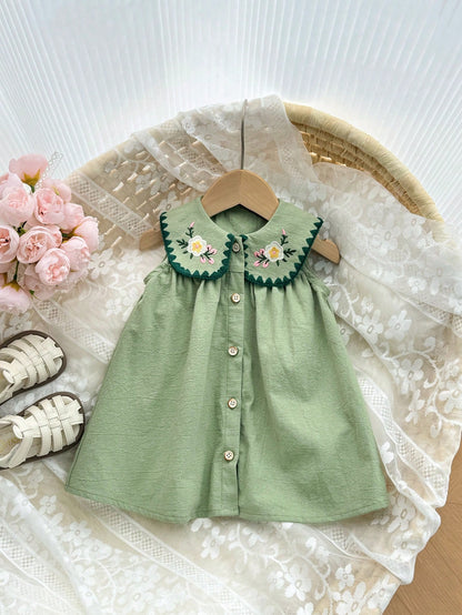 Prenda verde vestido para bebe con cuello bordado floral vista frontal