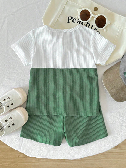 Prenda verde conjunto para bebe vista trasera con short acanalado