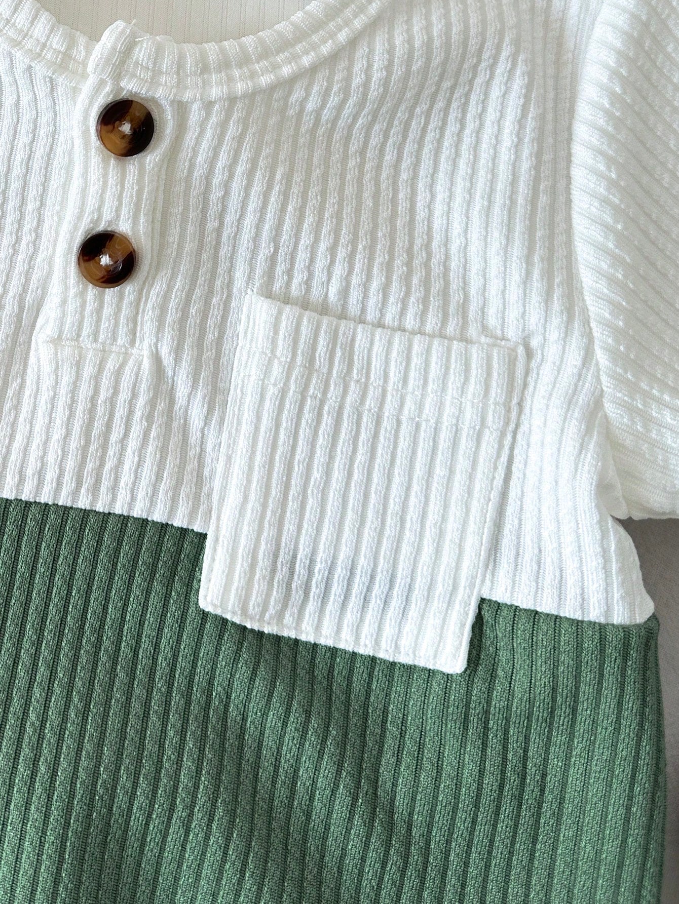 Conjunto Verde Con Camiseta Bicolor