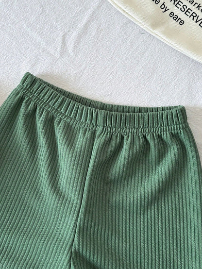Prenda verde conjunto para bebe detalle de bolsillo y botones