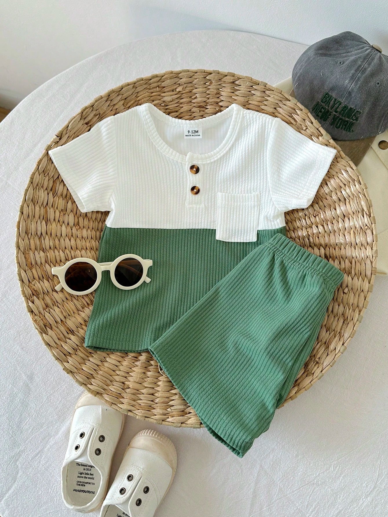 Prenda verde conjunto para bebe vista frontal con camiseta bicolor