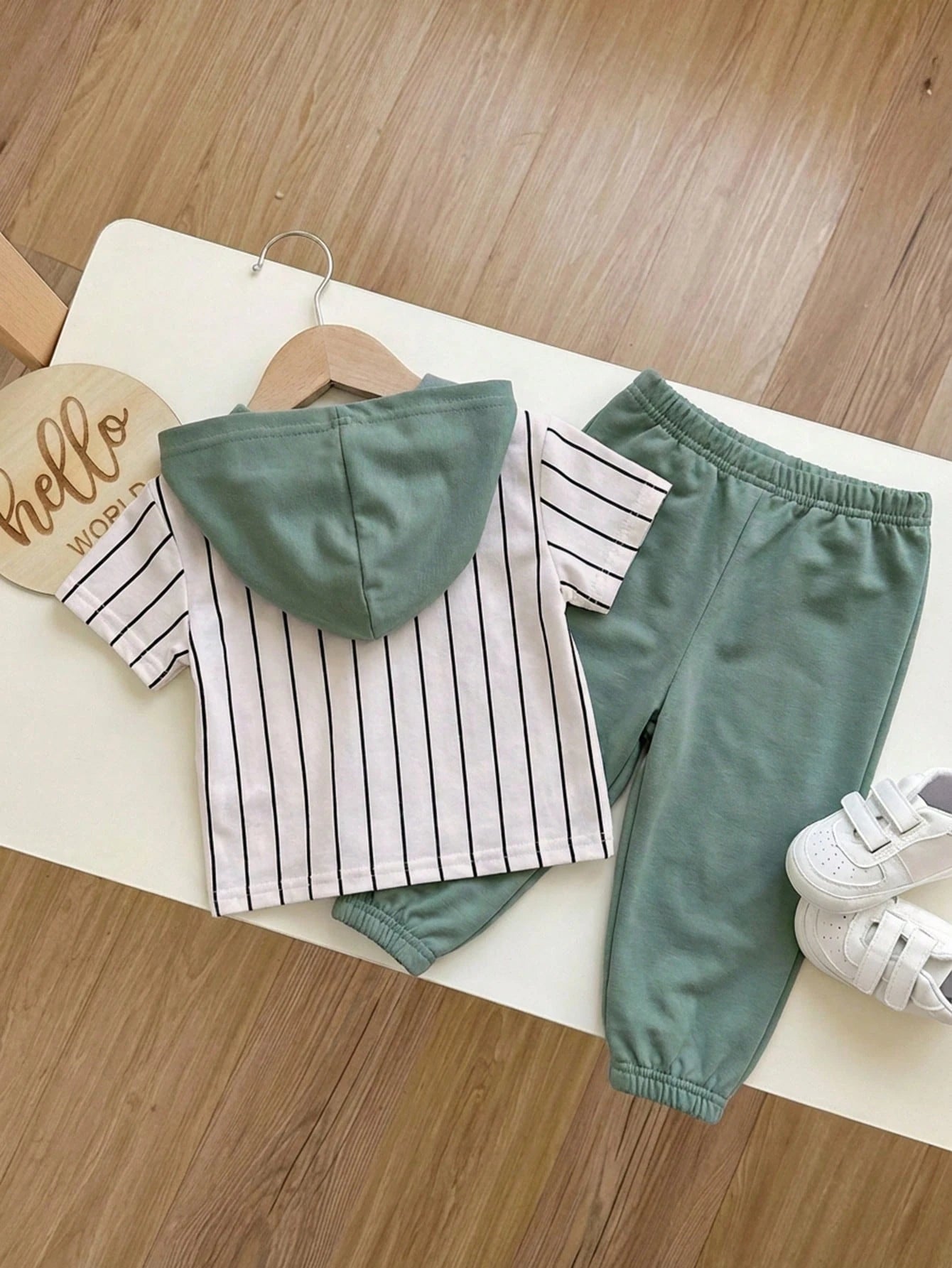 Prenda verde conjunto para bebe con capucha vista trasera
