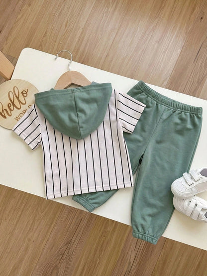 Prenda verde conjunto para bebe con capucha vista trasera
