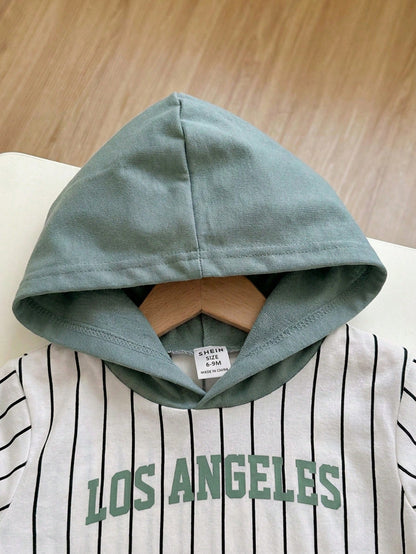 Prenda verde conjunto para bebe con detalle de capucha
