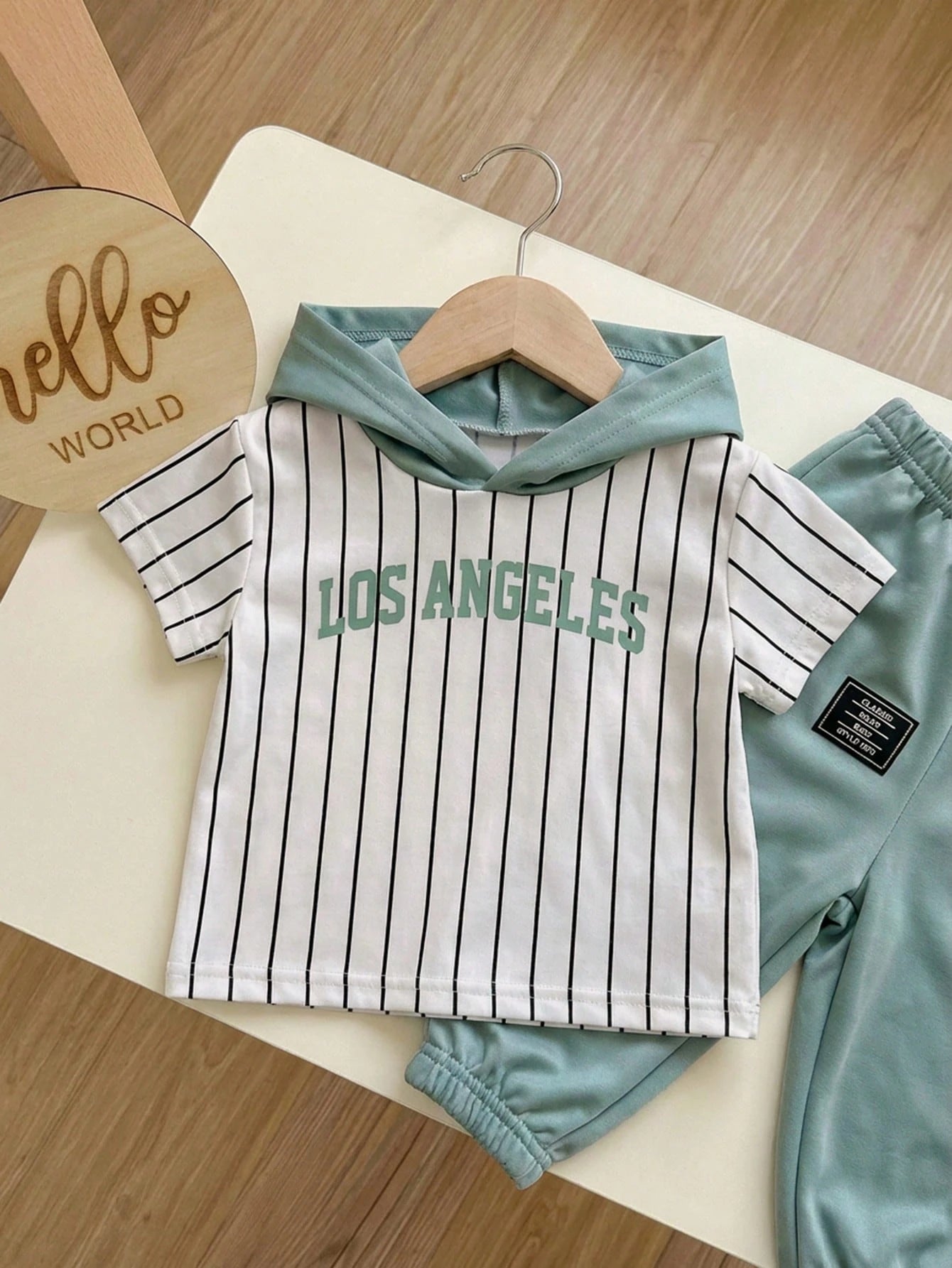 Prenda verde conjunto para bebe con detalle de pantalón jogger
