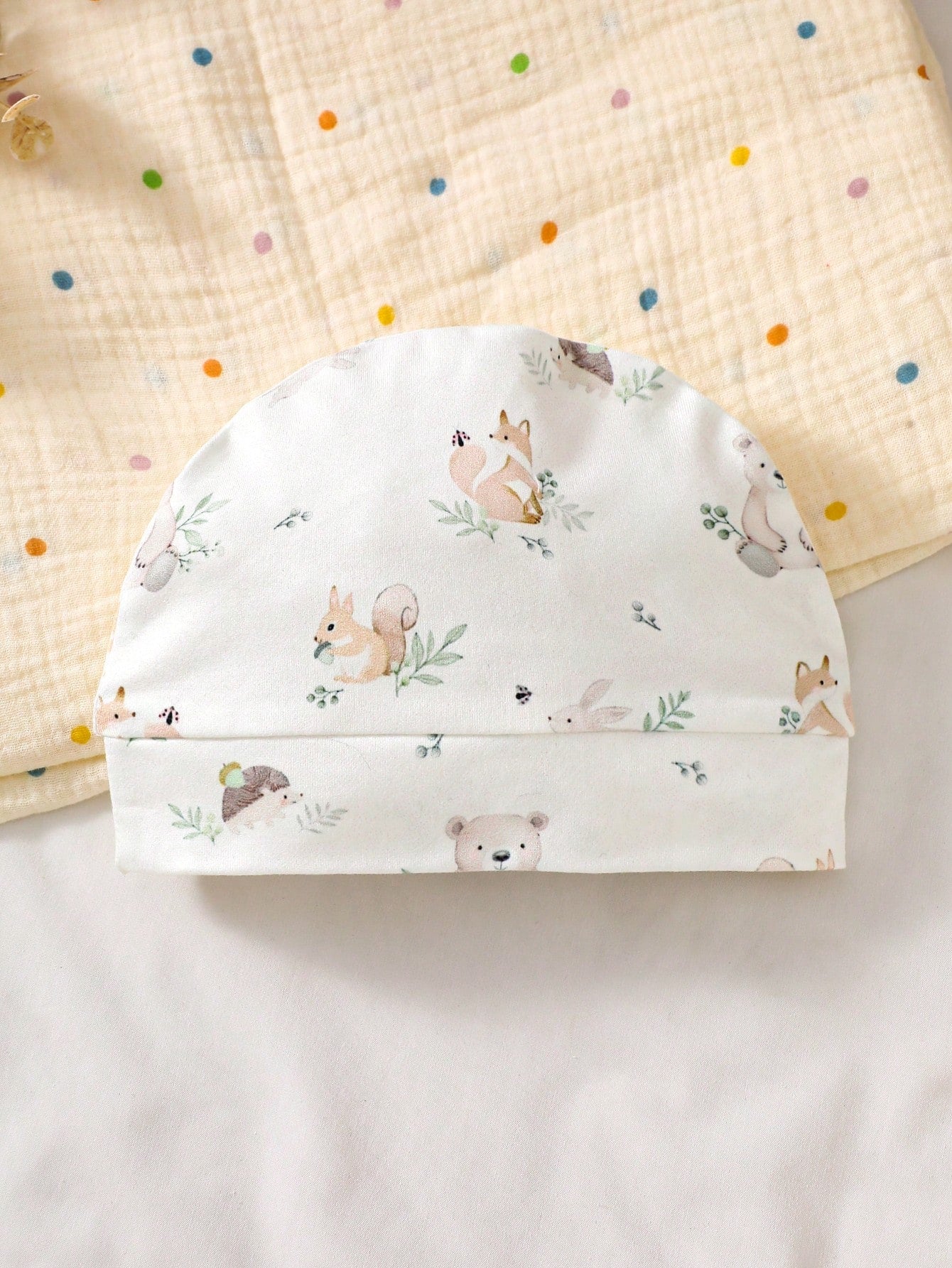Prenda beige conjunto para bebe con gorro estampado detalle
