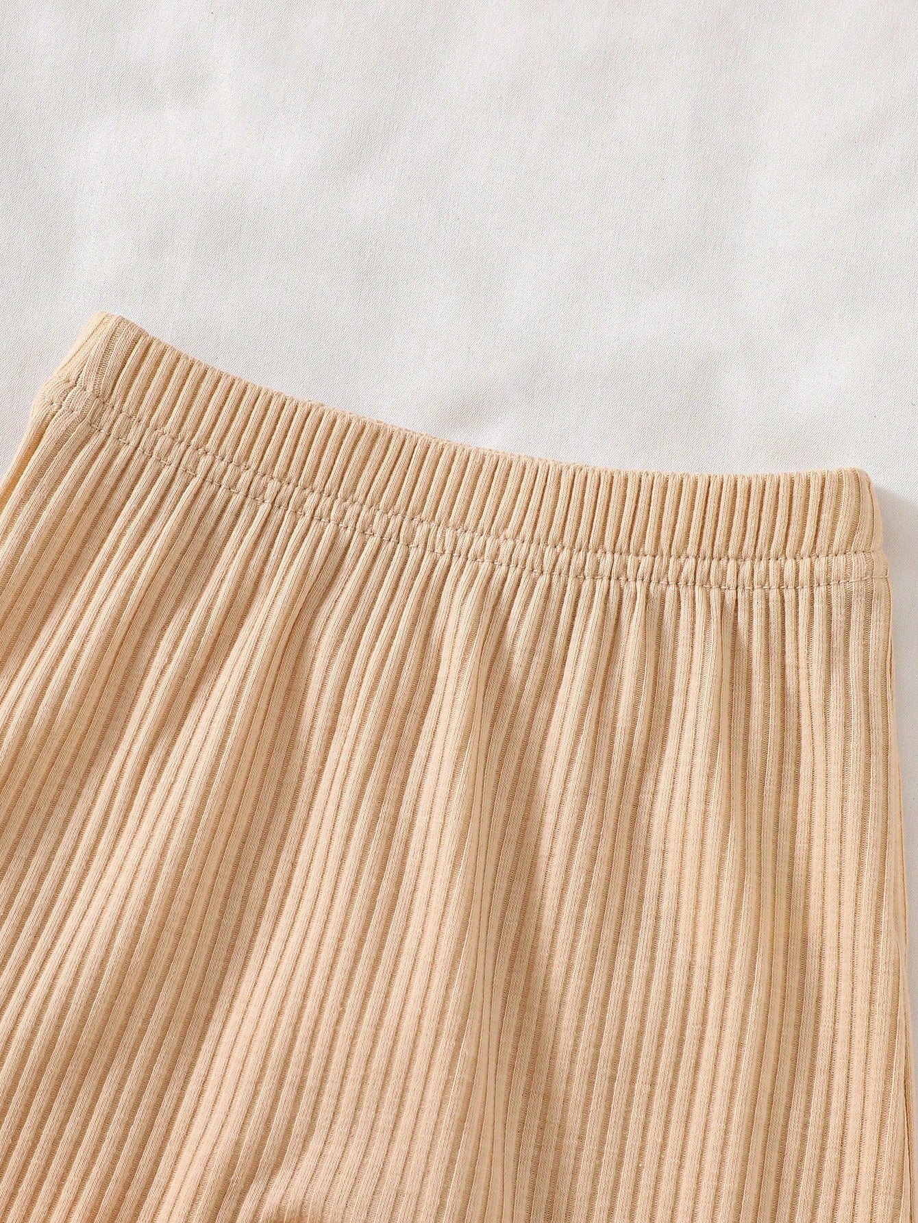 Prenda beige conjunto para bebe con pantalón acanalado detalle