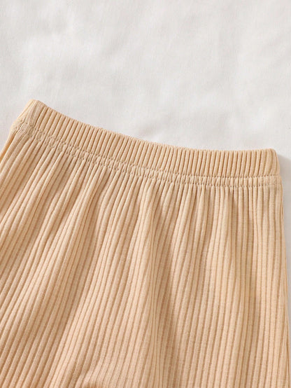 Prenda beige conjunto para bebe con pantalón acanalado detalle